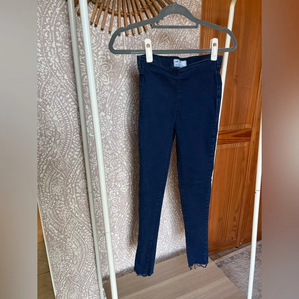 Free People Denim Jeggings in Medium Wash with Distressed Ankle No Button - Picture 1 of 6